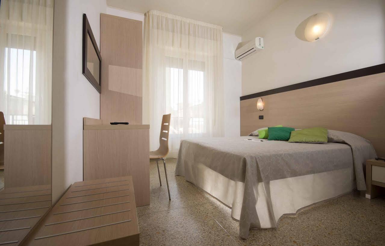 Hotel Veliero Rimini Esterno foto